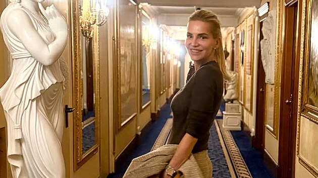 Dara Rolins a jej� foto z hotelu �Grand Hotel des Iles Borromees & SPA� u jezera Lago Maggiore v It�lii, kam vyrazila s Pavlem Nedv�dem. (16. dubna 2026)
