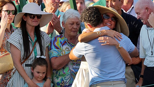 Rory McIlroy slav� s rodinou svou v�hru na Masters.
