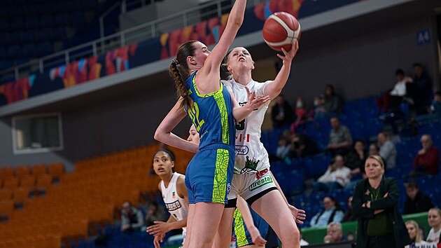 Cameron Swartzov� z KP Brno zakon�uje na ko� USK Praha, hl�d� ji Emma �echov�.