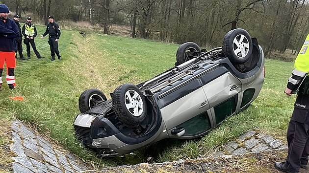 U K�enov na Doma�licku havarovalo osobní auto, �idi� v n�m zem�el. P�evrácené...