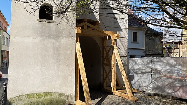 Na B�l� v�i v Klatovech se objevily praskliny. Do�asn� ji podp�r� d�ev�n� konstrukce. (17. dubna 2026)