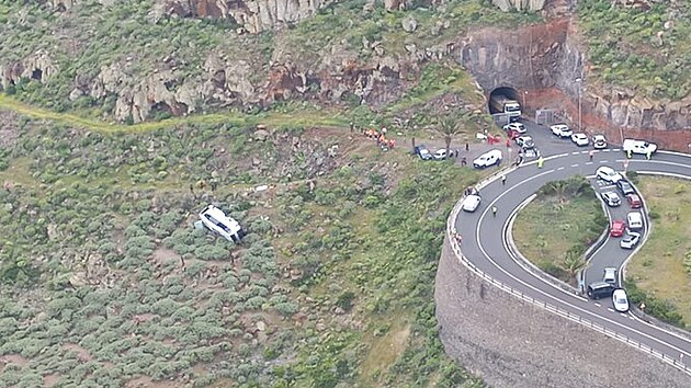 Na Kanárských ostrovech se zřítil autobus s turisty ze svahu, jeden člověk zemřel