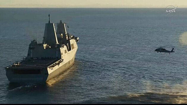 P��let pos�dky mise Artemis II na lo� USS John P. Murtha
