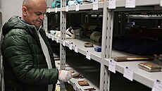 Výzkumn�­ci z PlznÄ� zkoumaj�­ osobn�­ vÄ�ci obÄ�t�­ v Srebrenici, vypráv�­ jejich osudy