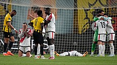 DOBOJOVÁNO. Fotbalisté AEK Atény (�lutá) kou�ou zklamání, radují se soupe�i z...