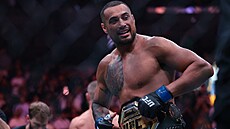 Carlos Ulberg si u�ívá pás pro �ampiona UFC v polot�ké váze.