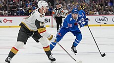 Jack Eichel (vlevo) z Vegas rozehrává, napadá Martin Ne�as z Colorada.