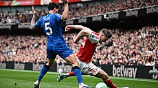 Viktor Gyökeres z Arsenalu se sna�í dostat p�es Marcose Senesiho z Bournemouthu.