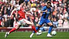 Junior Kroupi (vpravo) z Bournemouthu a Declan Rice z Arsenalu.