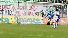 P�íznivci Karviné za jednou z branek vyv�sili transparent týkající se kauzy...