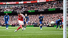 Viktor Gyökeres z Arsenalu skóruje z penalty proti Bournemouthu.