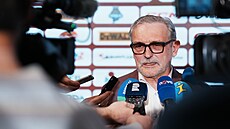 Nový kou� �eských hokejist� Zden�k Moták.