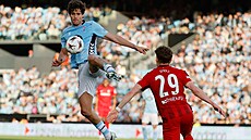 Marcos Alonso z Viga zpracovává mí� v utkání proti Freiburgu.