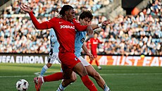 Cyriaque Irié (vlevo) z Freiburgu a Marcos Alonso z  Viga v souboji o mí�.