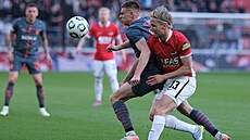 Oleh Ocheretko (vlevo) ze �ach�aru a Mat�j �ín z Alkmaaru bojují o mí�.