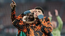 Lassina Traore (vlevo) a Alaa Ghram ze �ach�aru oslavují postup do semifinále...