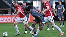 Mat�j �ín (vlevo) z Alkmaaru úto�í v utkání proti �ach�aru.