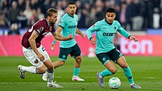 Tomá� Sou�ek z West Hamu napadá Joao Gomese z Wolverhamptonu.