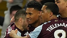 Ollie Watkins z Aston Villy oslavuje sv�j gól se spoluhrá�i. Vlevo je Buendia,...