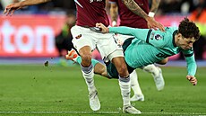 Ladislav Krej�í z Wolverhamptonu padá po souboji s Pablem z West Hamu.