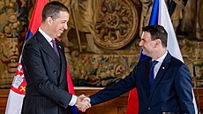 Ministr zahrani�í Petr Macinka (Motoristé) a jeho srbský prot�j�ek Marko Djuri�...