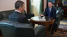 Ministr zahrani�í Petr Macinka (Motoristé) a jeho srbský prot�j�ek Marko Djuri�...