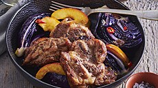Krkovi�ka pe�ená na �erveném zelí s jablky a chilli