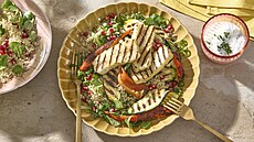 Quinoa salát s grilovaným halloumi a zeleninou