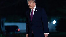 Americký prezident Donald Trump p�echází po ji�ním trávníku Bílého domu ve...