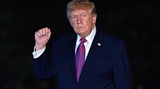 Americký prezident Donald Trump p�echází po ji�ním trávníku Bílého domu ve...