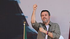 Ministr infrastruktury a lídr Ligy Severu Matteo Salvini proná�í projev na...