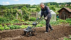 Pro provzdu�n�ní men�ích záhon� si vysta�íte i aku verzí kultivátoru.