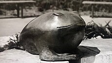 P�vodní plastika �abáka ze 70. let 20. století