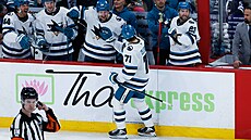 Macklin Celebrini ze San Jose Sharks slaví gól.