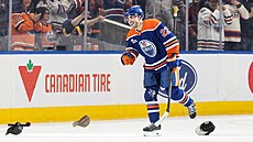 Matt Savoie z Edmonton Oilers mí�í ke st�ída�ce oslavit nast�ílený hattrick.