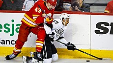 Adam Klapka z Calgary Flames a Mathieu Joseph u Los Angeles Kings v souboji.