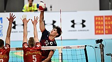Argentinský sme�a� Lucas Conde ze Lv� Praha úto�í p�es blokující volejbalisty...