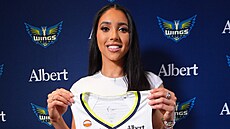 Azzi Fuddová pózuje s dresem Dallas Wings.