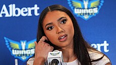 Azzi Fuddová z Dallas Wings na tiskové konferenci.