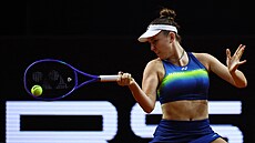 Linda Nosková hraje forhend na turnaji ve Stuttgartu.