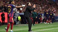Lamine Yamal z Barcelony a trenér Diego Simeone z Atlétika Madrid b�hem odvety...