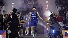 �t�pán Borovka nastupuje k zápasu v kvalifikaci o MS v basketbalu 3x3.