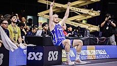 Luká� Stegbauer se raduje v kvalifikaci o MS v basketbalu 3x3.
