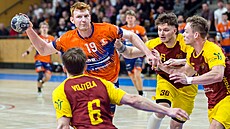 Daniel Bláha z Talent týmu Plze�ského kraje st�ílí v semifinále s Duklou Praha.