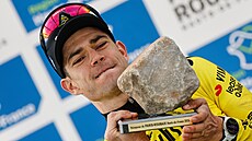 Wout van Aert slaví výhru na Pa�í�-Roubaix.