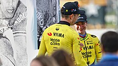 Wout van Aert se baví s Marianne Vosovou, druhou �enou �enského klání...