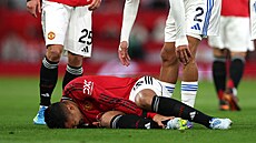 Casemiro z Manchesteru United le�í na trávníku b�hem utkání s Leedsem.
