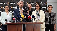 Tisková konference Pirátské strany z Poslanecké sn�movny. Na snímku zleva Olga...