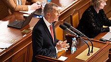 Premiér Andrej Babi� u �e�nického pultu na mimo�ádné sch�zi Poslanecké...