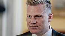 Filip Turek p�ichází na zasedání vlády, na které se bude mimo jiné projednávat...